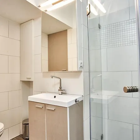 V27 | Hostaid * ブダペスト