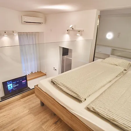 V27 | Hostaid * ブダペスト