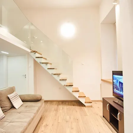 V27 | Hostaid * ブダペスト